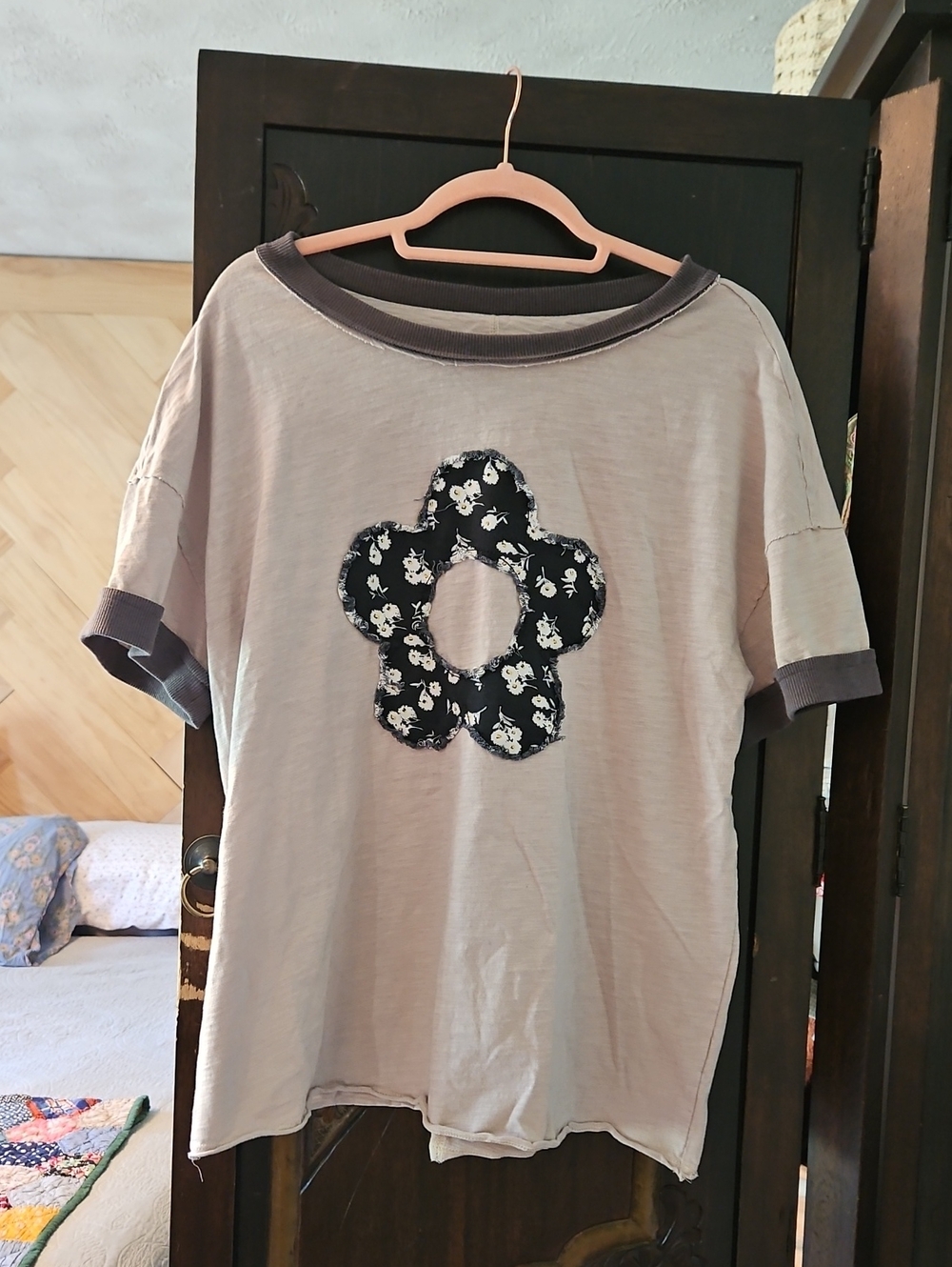 Casual Women's Light Beige Tee with Floral Applique - Unbranded